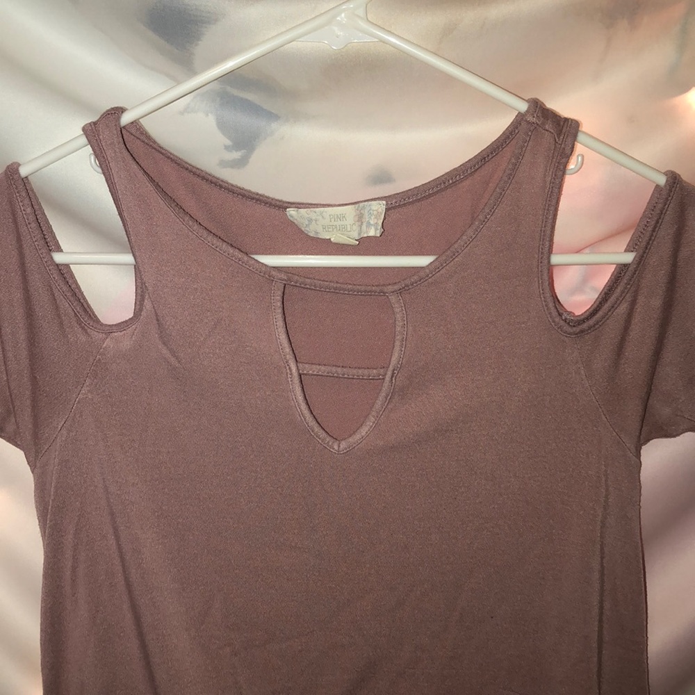 Off-shoulder Tee - Picture 2 of 4